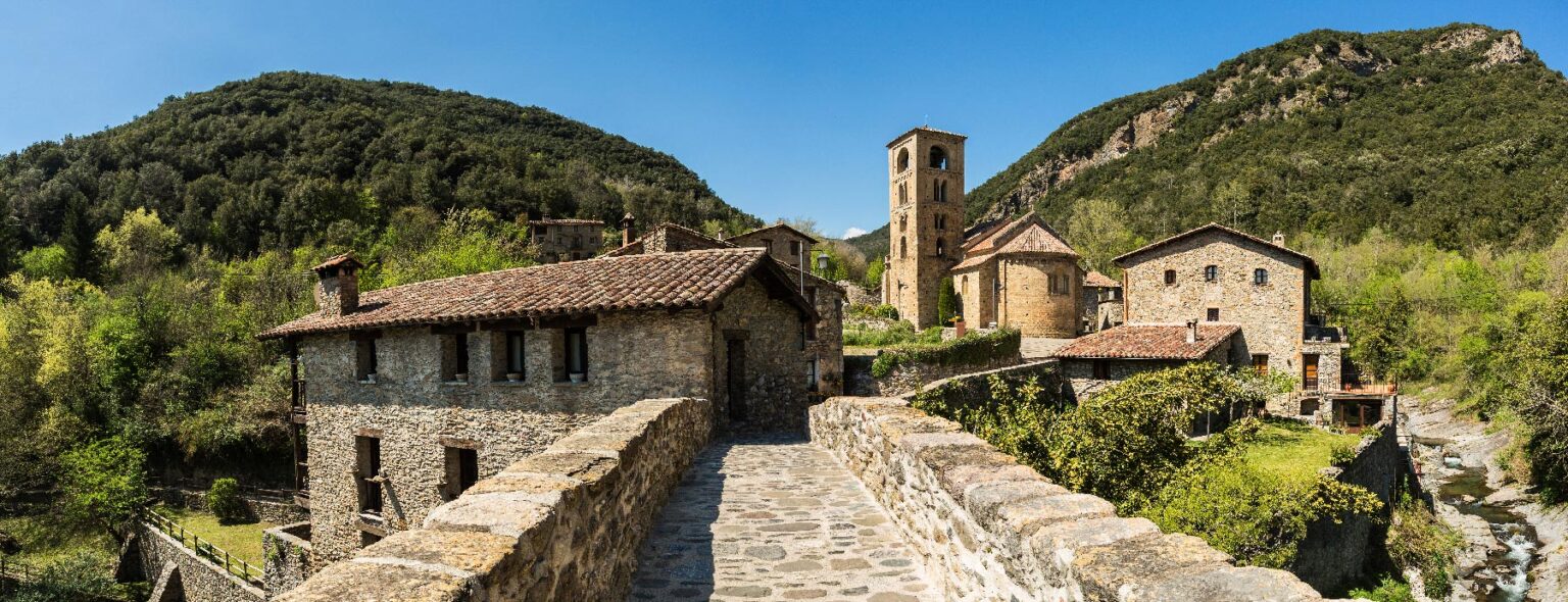 Imagen de Camprodón con paisaje de los pirineos